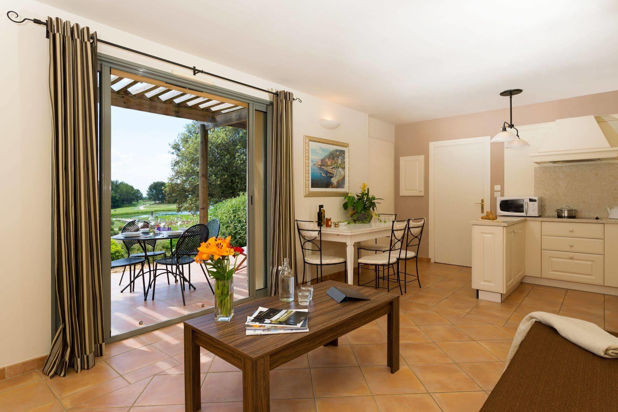 Madame Vacances Domaine Du Provence Country Club Service Premium Saumane-de-Vaucluse Exterior photo