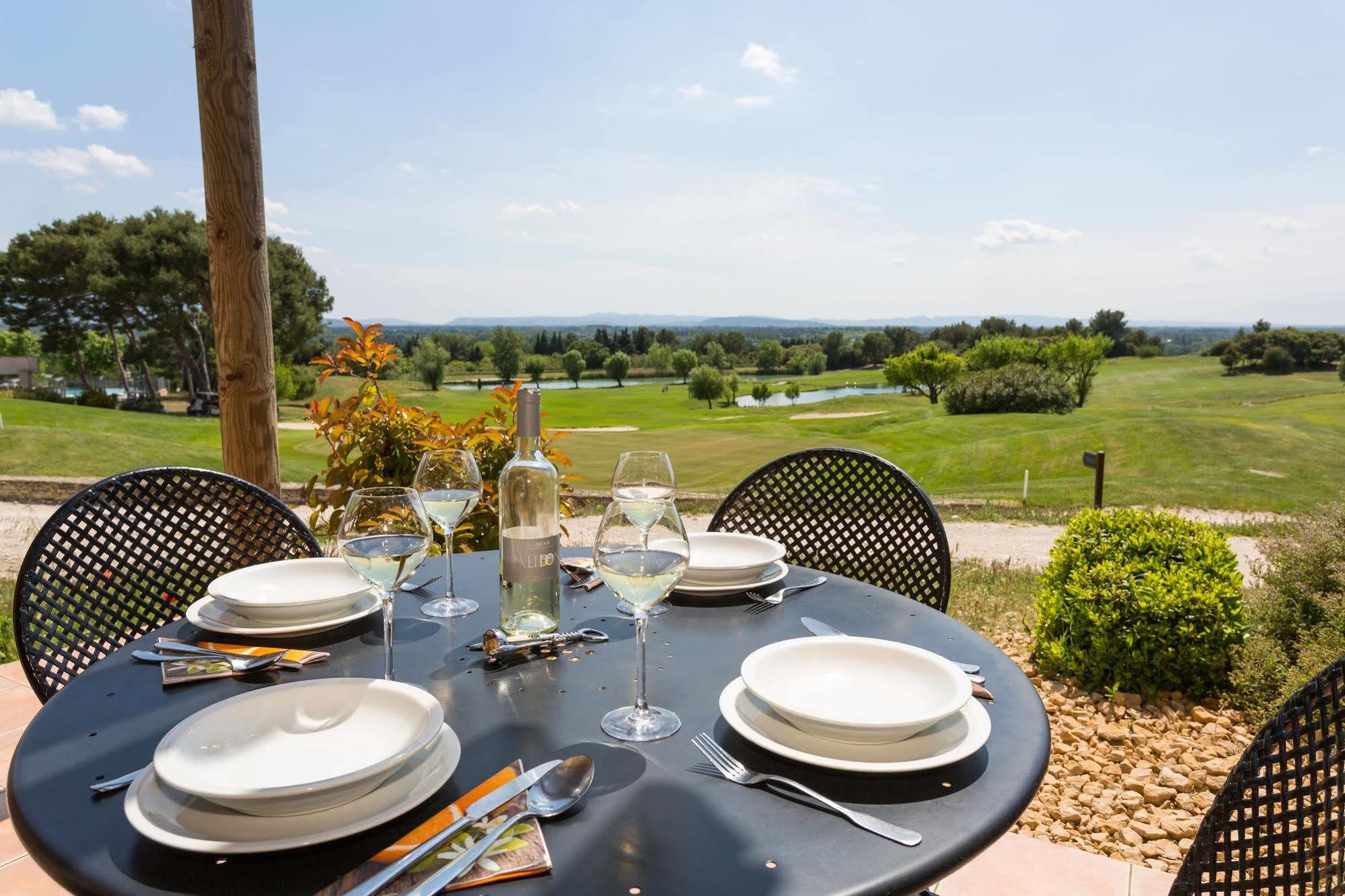 Madame Vacances Domaine Du Provence Country Club Service Premium Saumane-de-Vaucluse Exterior photo